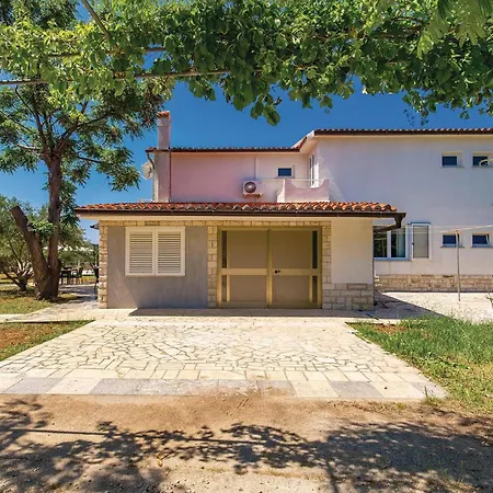 2 Bedroom Awesome In Barbat *
