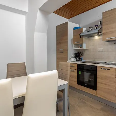 2 Bedroom Awesome In Barbat Appartement *