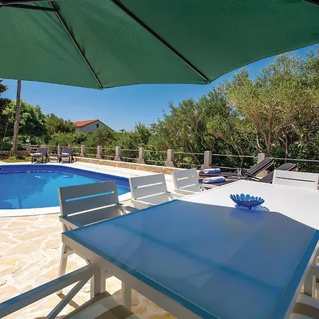 2 Bedroom Awesome In Barbat Apartament