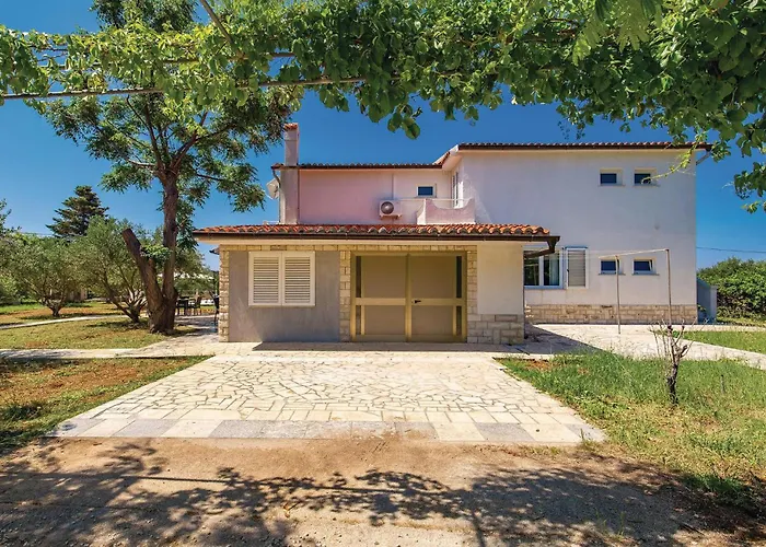 2 Bedroom Awesome In Barbat *