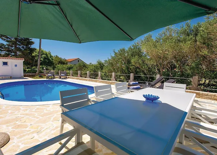 2 Bedroom Awesome In Barbat Apartment