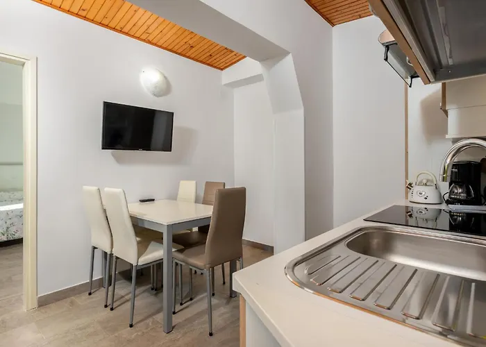 2 Bedroom Awesome In Barbat *